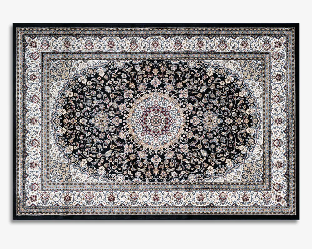 Rektangulært tæppe med et indviklet centralt medaljonmønster og blomster- samt vinrankemotiver. Hovedfeltet er sort og dekoreret med detaljerede mønstre i beige, blå, rød og gyldne nuancer. Den brede kant har gentagne blomsterdetaljer og flere accentstriber i matchende farver. Tæppet har et traditionelt og elegant udseende med fine detaljer overalt.