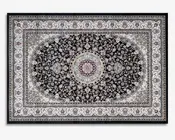 Rektangulært tæppe med et indviklet centralt medaljonmønster og blomster- samt vinrankemotiver. Hovedfeltet er sort og dekoreret med detaljerede mønstre i beige, blå, rød og gyldne nuancer. Den brede kant har gentagne blomsterdetaljer og flere accentstriber i matchende farver. Tæppet har et traditionelt og elegant udseende med fine detaljer overalt.