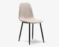 Stol med glat, lysebeige formstøbt sæde og ryglæn, der har et let buet ergonomisk design. Støttes af fire slanke, sorte metalben, som er let udadskrånende for stabilitet. Sædet har et minimalistisk, moderne udseende uden synlige syninger eller polstring.
