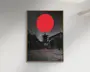 Indrammet vægkunst med et sort-hvidt fotografi af en traditionel japansk pagode og gade, hvor en stor, markant rød cirkel er placeret i himlen over pagoden. Kunstværket har et moderne, minimalistisk udtryk med høj kontrast og et farverigt element.