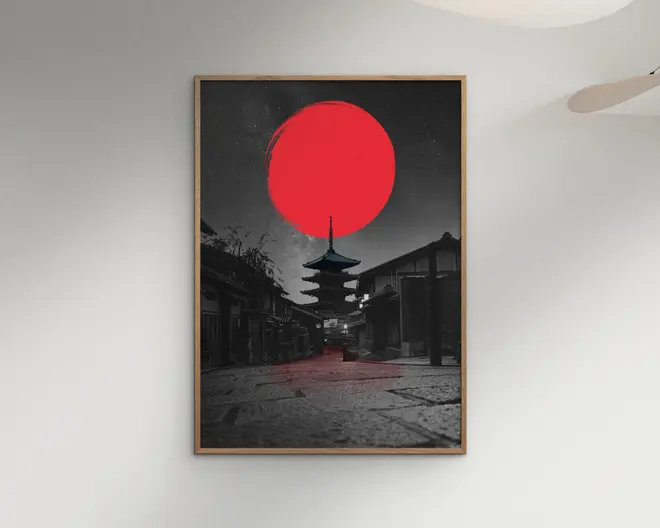 Indrammet vægkunst med et sort-hvidt fotografi af en traditionel japansk pagode og gade, hvor en stor, markant rød cirkel er placeret i himlen over pagoden. Kunstværket har et moderne, minimalistisk udtryk med høj kontrast og et farverigt element.