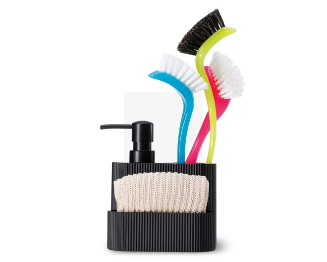 En sort, rillet organizer indeholder en beige strikket rengøringsklud, en sort pumpeflaske og tre opvaskebørster med buede håndtag i blå, gul og pink. Børsterne har hvide børstehår, hvor den gule børste har sorte børstehår på den ene side. Organizeren er kompakt og designet til at holde rengøringsredskaberne pænt organiseret.