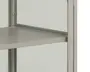 Nærbillede af et hjørne af et skab med en glat, mat metalramme, glas sidepanel og en solid, flad hylde. Hylden ser ud til at være lavet af metal og er understøttet af rammen, hvor synlige skruer holder konstruktionen sammen. Designet er minimalistisk og moderne.