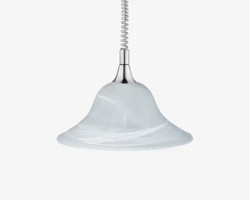 Hængelampe med klokkeformet, mat hvid glasskærm med diskrete marmorerede mønstre. Skærmen er fastgjort til en holder i poleret krom og en dekorativ, flettet ophængningsledning. Designet giver et moderne og elegant udtryk, der passer til mange forskellige indretninger.