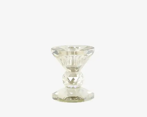 Klar, facetslebet krystalholder med geometrisk design. Top og bund er brede og runde med mange skrå snit, der reflekterer lyset, mens midten har en kugleformet, diamantlignende detalje. Udtrykket er elegant og reflekterende, velegnet til dekoration.