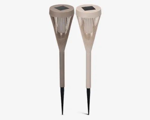 Sæt med to udendørs solcellelamper til haven med et moderne, konisk design. Hver lampe har en beige, lamelstruktur, der spreder lyset udad, samt en sort jordspids for nem montering i jorden. Toppen af hver lampe har et indbygget solpanel til opladning i løbet af dagen.