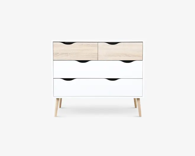 Et moderne skab med fire skuffer i et minimalistisk design. De to øverste skuffer har en lys træfinish, mens de to nederste skuffer er hvide. Alle skuffer har buede udskæringer som greb for nem åbning. Skabet står på skrå, lyse træben, hvilket giver det et skandinavisk udtryk.