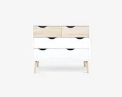 Et moderne skab med fire skuffer i et minimalistisk design. De to øverste skuffer har en lys træfinish, mens de to nederste skuffer er hvide. Alle skuffer har buede udskæringer som greb for nem åbning. Skabet står på skrå, lyse træben, hvilket giver det et skandinavisk udtryk.