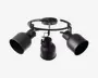Loftarmatur i mat sort med tre justerbare cylindriske lampeskærme monteret på en cirkulær ramme. Hver lampeskærm kan drejes individuelt for at rette lyset efter behov. Designet er moderne og minimalistisk, velegnet til nutidige indretninger.