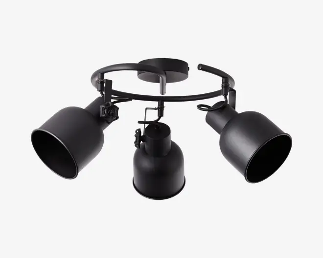 Loftarmatur i mat sort med tre justerbare cylindriske lampeskærme monteret på en cirkulær ramme. Hver lampeskærm kan drejes individuelt for at rette lyset efter behov. Designet er moderne og minimalistisk, velegnet til nutidige indretninger.