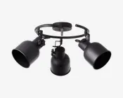 Loftarmatur i mat sort med tre justerbare cylindriske lampeskærme monteret på en cirkulær ramme. Hver lampeskærm kan drejes individuelt for at rette lyset efter behov. Designet er moderne og minimalistisk, velegnet til nutidige indretninger.