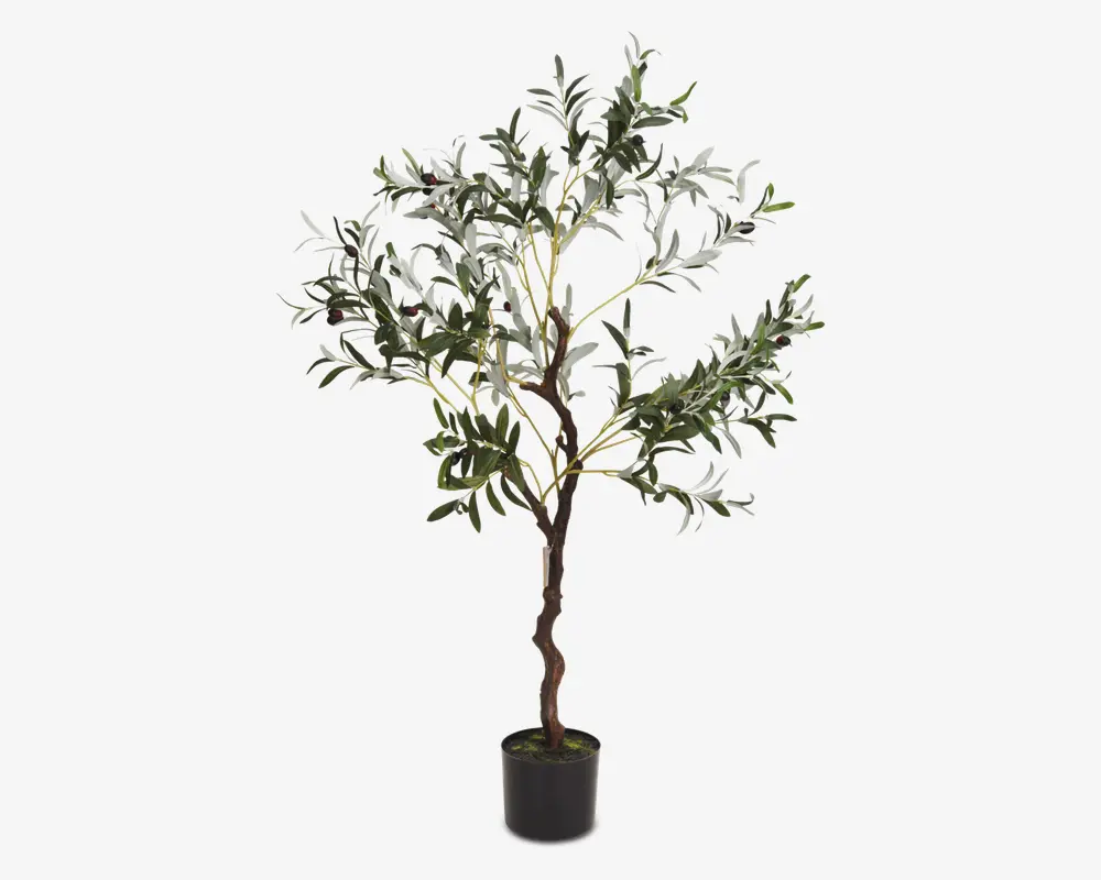 Høj kunstig plante med snoet brun stamme og flere grene med tætte, realistiske grønne blade med lyse kanter. Planten står i en enkel sort potte med kunstig jord i bunden. Udseendet er frodigt og naturtro, velegnet til indendørs dekoration.