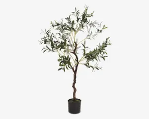 Høj kunstig plante med snoet brun stamme og flere grene med tætte, realistiske grønne blade med lyse kanter. Planten står i en enkel sort potte med kunstig jord i bunden. Udseendet er frodigt og naturtro, velegnet til indendørs dekoration.