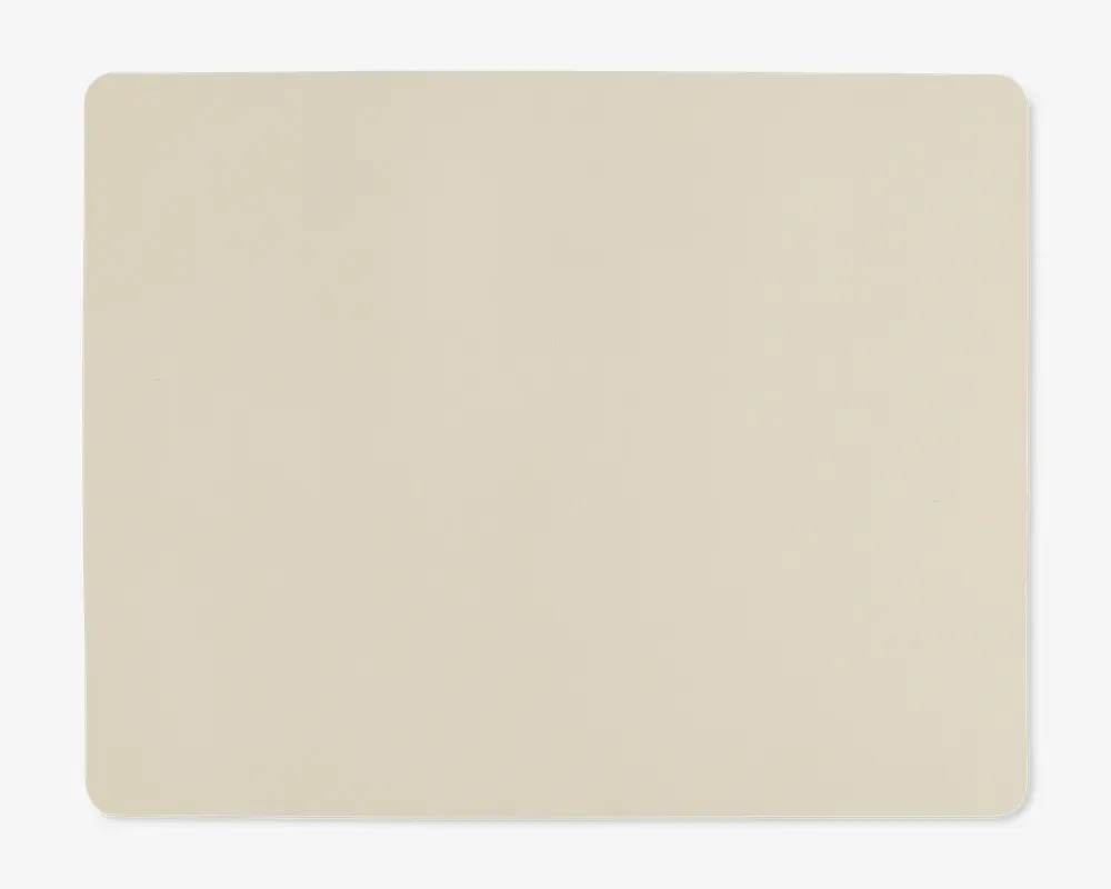 Et rektangulært, lysebeige underlag med afrundede hjørner. Overfladen ser glat og ensartet ud uden synlige mønstre eller teksturer. Kanterne er let buede, hvilket giver et blødt og moderne udtryk.