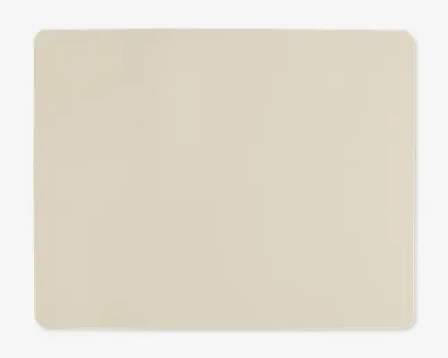 Et rektangulært, lysebeige underlag med afrundede hjørner. Overfladen ser glat og ensartet ud uden synlige mønstre eller teksturer. Kanterne er let buede, hvilket giver et blødt og moderne udtryk.