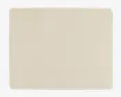 Et rektangulært, lysebeige underlag med afrundede hjørner. Overfladen ser glat og ensartet ud uden synlige mønstre eller teksturer. Kanterne er let buede, hvilket giver et blødt og moderne udtryk.