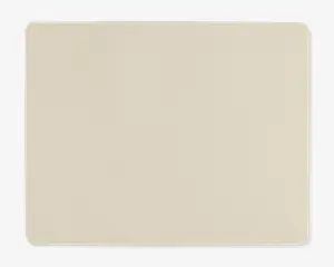 Et rektangulært, lysebeige underlag med afrundede hjørner. Overfladen ser glat og ensartet ud uden synlige mønstre eller teksturer. Kanterne er let buede, hvilket giver et blødt og moderne udtryk.