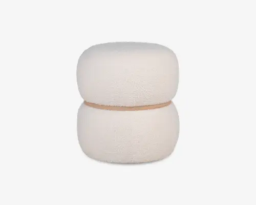 Rund, polstret puf med blødt, tekstureret offwhite stof. Puffen har et karakteristisk design med to stablede cylindriske puder adskilt af et tyndt, lysebrunt bånd omkring midten. Overfladen ser hyggelig og indbydende ud, velegnet til moderne eller minimalistiske indretninger.