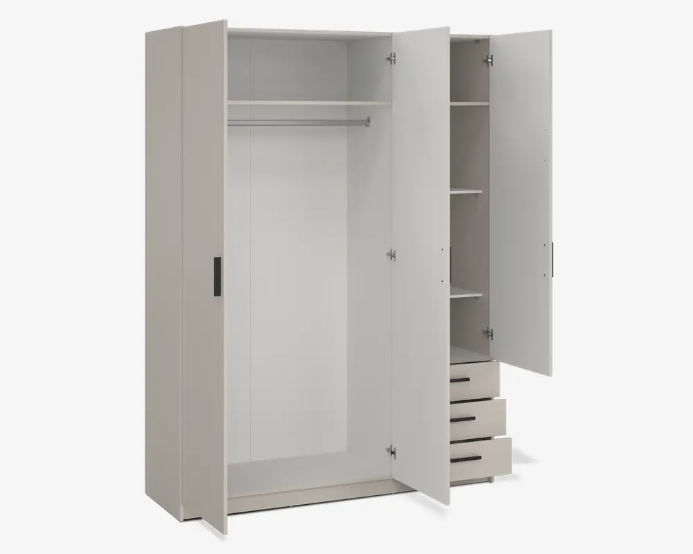 Et moderne garderobeskab med tre låger, vist åbent for at vise dets indretning. Venstre sektion har et stort ophængningsområde med en metalstang til tøj og en hylde ovenover til ekstra opbevaring. Højre sektion indeholder tre justerbare hylder til sammenlagt tøj eller tilbehør, og nedenunder er der tre udtræks-skuffer med vandrette greb. Skabet har en glat, lys overflade og minimalistiske greb for et rent, moderne udtryk.