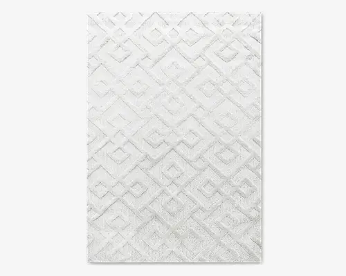 Rektangulært hvidt tæppe med et diskret, hævet geometrisk diamantmønster over hele fladen. Teksturen giver dybde og visuel interesse, samtidig med at det bevarer et monokromt og minimalistisk udtryk. Kanterne er rene og lige, hvilket giver et moderne udseende.