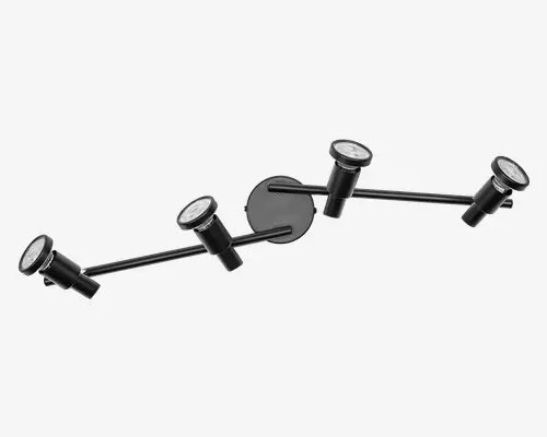 Moderne loftlampe med fire justerbare spotlys monteret på to krydsende metalstænger. Lampen har en mat sort finish og cylindriske lampehoveder, der kan rettes individuelt. Basen er rund og sort, hvilket giver et stilrent og minimalistisk udtryk, der passer til moderne indretning.