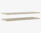 To rektangulære paneler i lys træfarve med glatte overflader og ubehandlede kanter, hvor spånpladekernen er synlig. Panelerne har et naturligt træmønster og er beregnet til brug som hylder eller flader. Hvert panel er fladt og tyndt med et enkelt, minimalistisk udseende.