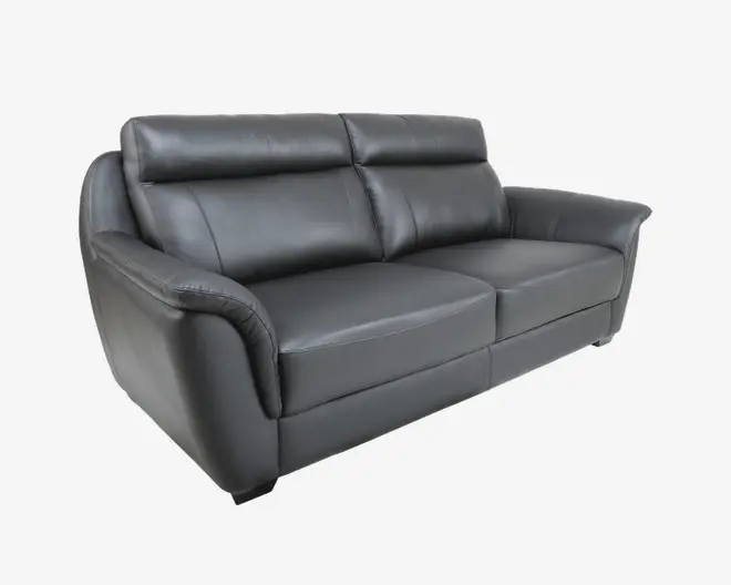 Moderne sort lædersofa med bløde hynder, brede armlæn og høje ryglæn for ekstra komfort. Sofaen har en glat, elegant overflade og et nutidigt design, der passer til to til tre personer.