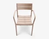 Beige stol med et moderne, minimalistisk design, der har en sæde- og ryglæn med lameller. Stolen har let buede armlæn og ben, alt sammen lavet af metal med en glat, mat overflade. Sæde- og ryglænslamellerne er jævnt fordelt for komfort og støtte.