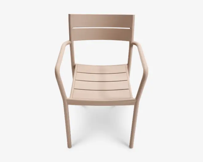 Beige stol med et moderne, minimalistisk design, der har en sæde- og ryglæn med lameller. Stolen har let buede armlæn og ben, alt sammen lavet af metal med en glat, mat overflade. Sæde- og ryglænslamellerne er jævnt fordelt for komfort og støtte.