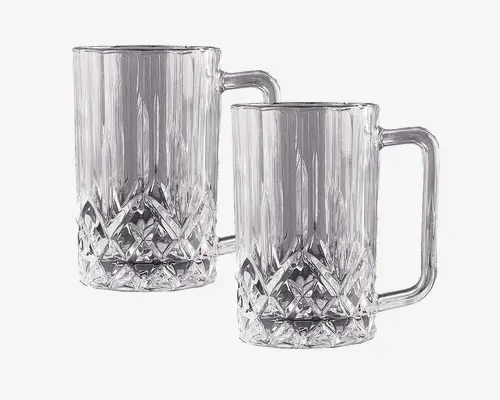 Sæt med to klare glas krus med solide håndtag. Hvert krus har et facetslebet diamantmønster i bunden, der går over i lodrette riller langs kroppen for et klassisk og elegant udseende. Det tykke glas giver holdbarhed og hjælper med at holde drikkevarer isolerede.