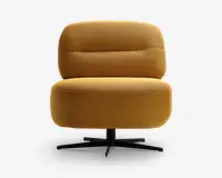 En moderne loungestol med afrundet, polstret sæde og ryglæn betrukket med tekstureret sennepsgul stof. Stolen har et bredt, komfortabelt sæde og et let indadbuet ryglæn for ergonomisk støtte. Den står på en robust sort metalfod med fire ben, der giver stabilitet og mulighed for at dreje.