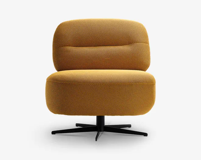 En moderne loungestol med afrundet, polstret sæde og ryglæn betrukket med tekstureret sennepsgul stof. Stolen har et bredt, komfortabelt sæde og et let indadbuet ryglæn for ergonomisk støtte. Den står på en robust sort metalfod med fire ben, der giver stabilitet og mulighed for at dreje.