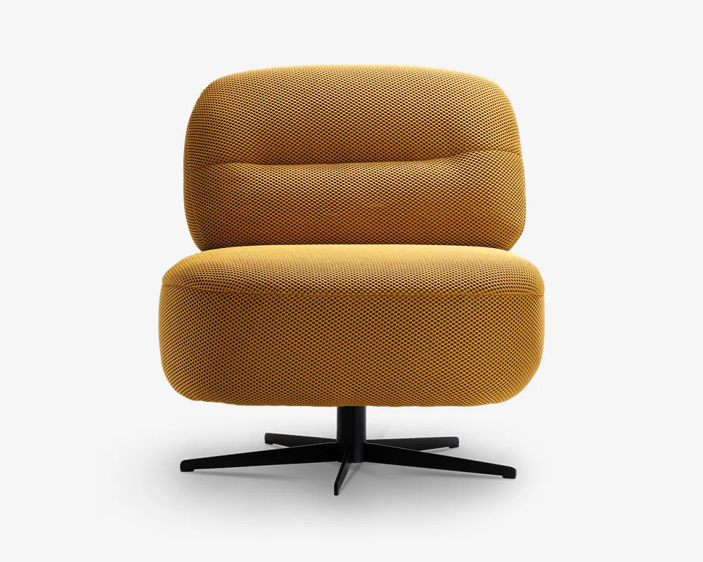 En moderne loungestol med afrundet, polstret sæde og ryglæn betrukket med tekstureret sennepsgul stof. Stolen har et bredt, komfortabelt sæde og et let indadbuet ryglæn for ergonomisk støtte. Den står på en robust sort metalfod med fire ben, der giver stabilitet og mulighed for at dreje.