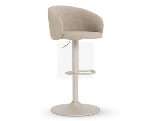 Moderne barstol med buet, polstret ryglæn og sæde i lysebeige stof. Stolen har en elegant, hvid piedestalbase med en rund fodstøtte for ekstra komfort. Højden kan justeres med et håndtag under sædet, og det samlede design er minimalistisk og moderne.