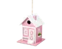 Et lille, dekorativt husformet objekt malet lyserødt med hvide kanter. Det har et saddeltag med skorsten, en lille veranda med gelænder, en hvid dør med krydsmønster og buede vinduer. Der er en cirkulær åbning over døren, og en miniature blomsterkasse med grønne planter er fastgjort under et af sidevinduerne. Objektet hænger i en snor, der er fastgjort til taget.