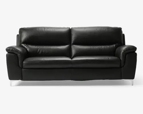 Sofa med et elegant, moderne design og glat sort læderbetræk. Ryglæn og sædehynder er tykt polstrede for ekstra komfort, og der er diskrete horisontale syninger som detalje. Armlænene er brede og bløde, og sofaen står på korte, skrå metalben med kromfinish, hvilket giver et moderne udtryk.