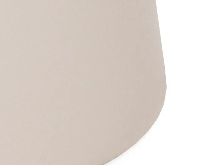 Nærbillede af en glat, lysebeige overflade med en diskret mat finish. Kanten er let buet og pænt skåret, hvilket giver et rent og moderne udtryk.