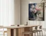 Billedet viser et moderne spisestueområde med et rektangulært spisebord i lyst træ og matchende stole. Bordet har et minimalistisk design med rene linjer og er dekoreret med et par enkle keramikvaser og skåle i neutrale farver. På væggen over bordet hænger et stort maleri, der forestiller en glasvase fyldt med lyserøde og hvide blomster, placeret ved et vindue med blødt naturligt lys. Rummet har gulv-til-loft-gardiner i hvidt, hvilket skaber en lys og luftig stemning.
