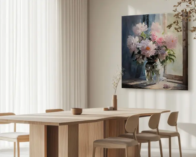 Billedet viser et moderne spisestueområde med et rektangulært spisebord i lyst træ og matchende stole. Bordet har et minimalistisk design med rene linjer og er dekoreret med et par enkle keramikvaser og skåle i neutrale farver. På væggen over bordet hænger et stort maleri, der forestiller en glasvase fyldt med lyserøde og hvide blomster, placeret ved et vindue med blødt naturligt lys. Rummet har gulv-til-loft-gardiner i hvidt, hvilket skaber en lys og luftig stemning.