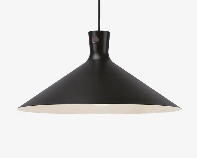 En moderne pendellampe med en bred, konisk skærm i mat sort finish. Lampens inderside er hvid for at forbedre lysrefleksionen. Lampen hænger fra en sort ledning og har et minimalistisk design med en glat overflade og en lille metallisk detalje nær toppen af skærmen.