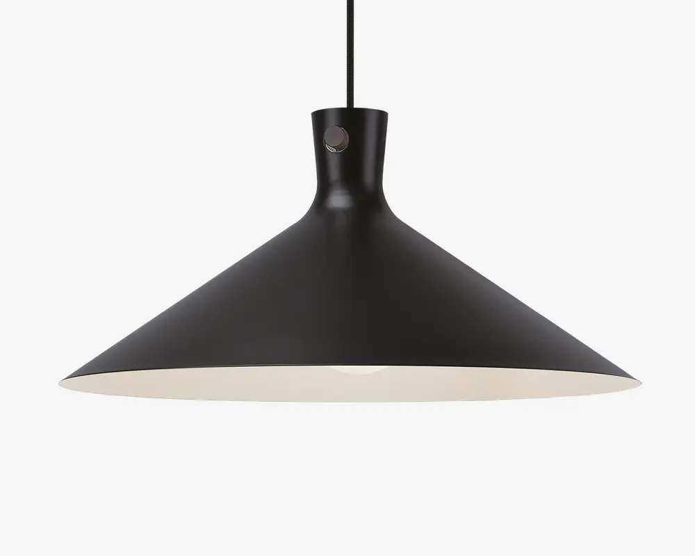 En moderne pendellampe med en bred, konisk skærm i mat sort finish. Lampens inderside er hvid for at forbedre lysrefleksionen. Lampen hænger fra en sort ledning og har et minimalistisk design med en glat overflade og en lille metallisk detalje nær toppen af skærmen.