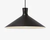 En moderne pendellampe med en bred, konisk skærm i mat sort finish. Lampens inderside er hvid for at forbedre lysrefleksionen. Lampen hænger fra en sort ledning og har et minimalistisk design med en glat overflade og en lille metallisk detalje nær toppen af skærmen.