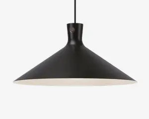 En moderne pendellampe med en bred, konisk skærm i mat sort finish. Lampens inderside er hvid for at forbedre lysrefleksionen. Lampen hænger fra en sort ledning og har et minimalistisk design med en glat overflade og en lille metallisk detalje nær toppen af skærmen.