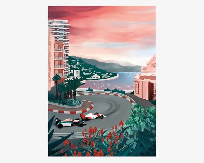 Illustration af to Formel 1-biler, der kører rundt i et skarpt, palmeomkranset gadehjørne med rød-hvide kantsten, omgivet af moderne højhuse, frodig beplantning og en naturskøn kystbugt ved solnedgang. Himlen er malet i varme pink og orange nuancer, og der er røde blomster i forgrunden.