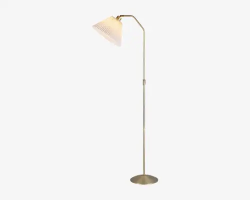 Høj gulvlampe med børstet metalfinish og rund, stabil fod. Lampen har en buet hals og en justerbar, plisseret hvid lampeskærm, der leder lyset nedad. Designet er moderne og minimalistisk, velegnet til læsning eller stemningsbelysning.