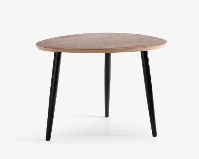 Rundt bord med en glat, lys træbordplade og tre skråtstillede sorte metalben. Designet er minimalistisk og moderne med en robust konstruktion og en let tilspidset kant på bordpladen.