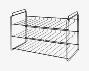 Trestykket metalreol med et minimalistisk, åbent design. Hver hylde består af parallelle metalstænger, som giver solid støtte og ventilation. Reolen har en rektangulær form med afrundede hjørner og forhøjede sider for stabilitet. Den metalliske finish giver et moderne, industrielt udtryk.