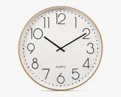 Rund vægur med en lys træramme og hvid urskive. Uret har store, sorte arabertal og sorte time- og minutvisere. Der er ingen sekundviser. Designet er minimalistisk med jævnt fordelte sorte prikker for hvert minut. Ordet 'QUARTZ' står trykt over klokken 6.