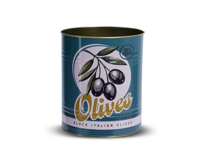 En cylindrisk metaldåse med en blågrøn og hvid etiket, der viser en illustration af tre sorte oliven på en gren med grønne blade. Etiketten har ordet 'Olives' i stor, gylden skrift og teksten 'Black Italian Olives' nederst. Der er også et lille mærke med teksten '100% organic'. Dåsen er åben i toppen, så man kan se det metalliske indre.