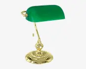 En skrivebordslampe med en poleret messingfod og et dekorativt, udsmykket design. Lampen har en buet grøn glasskærm og en træksnor til tænd/sluk, der hænger i højre side. Stilen er klassisk og elegant, ofte forbundet med traditionelt kontor- eller biblioteksinteriør.